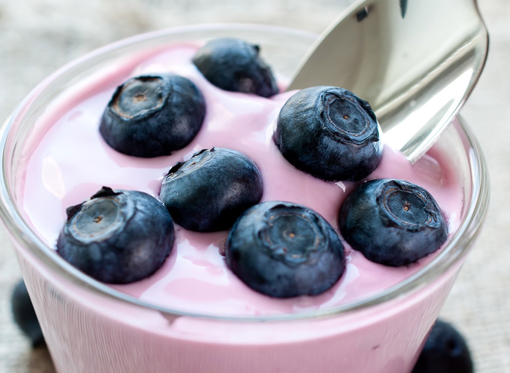 Blueberry yogurt with fresh blueberries