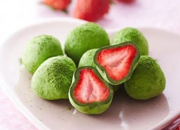Green tea and strawberries