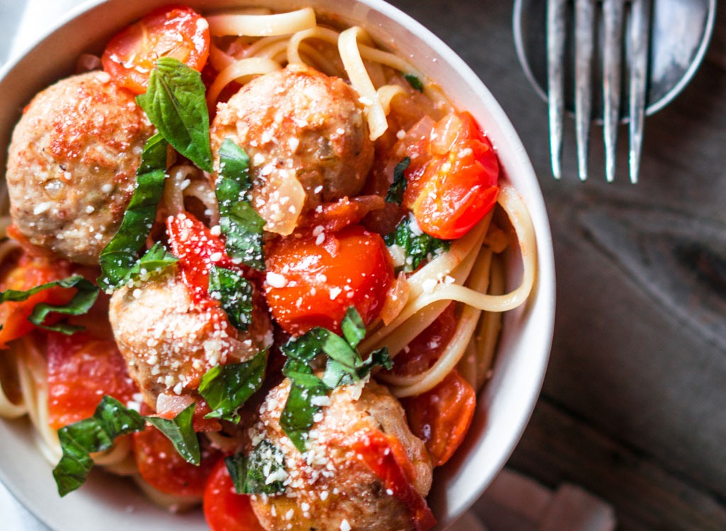 Pasta and meatballs with fresh tomatoes