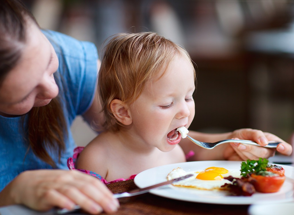 Mom child help family eat healthier.jpg
