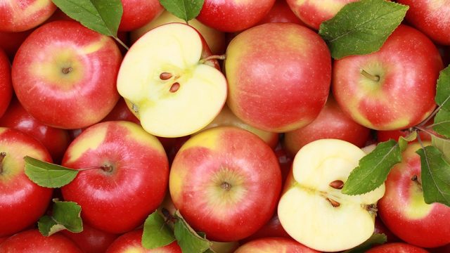Red apples - best fruits for weight loss