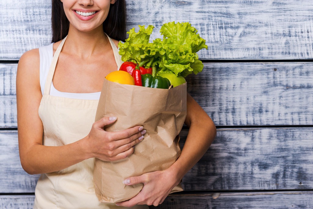 Groceries woman bag.jpg