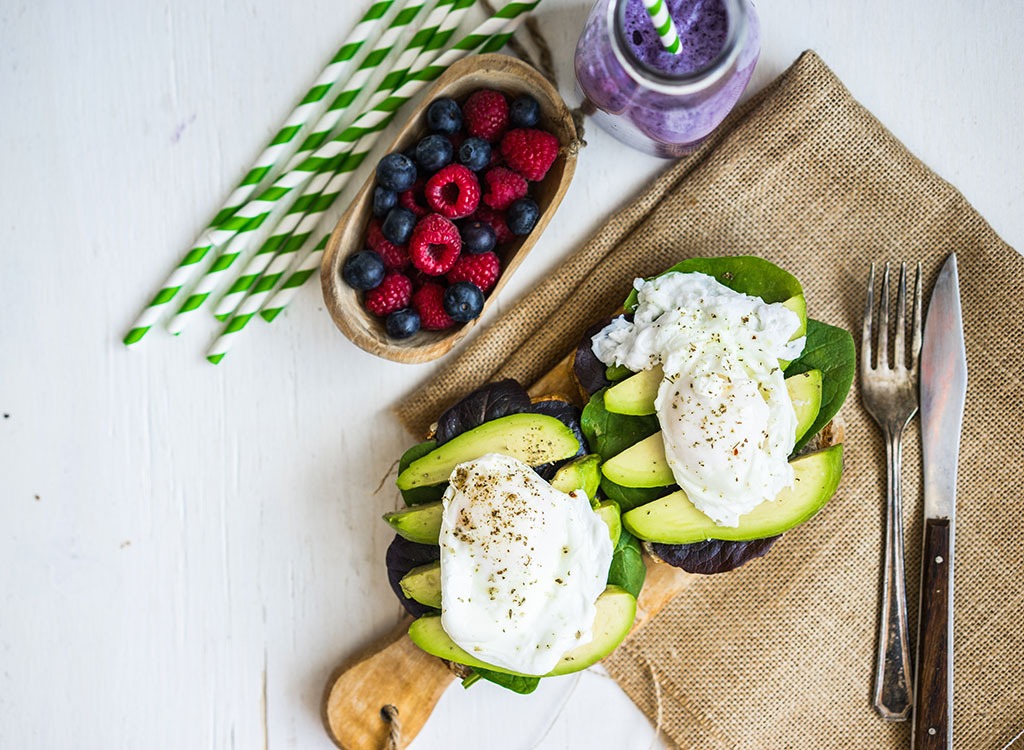 Avocado sandwich knife table