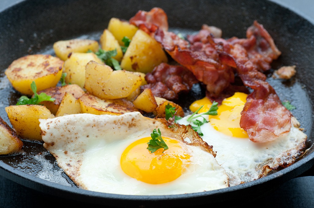 Fried egg bacon and potatoes