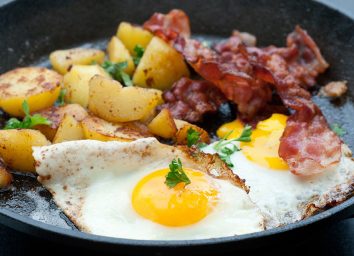 Fried egg bacon and potatoes