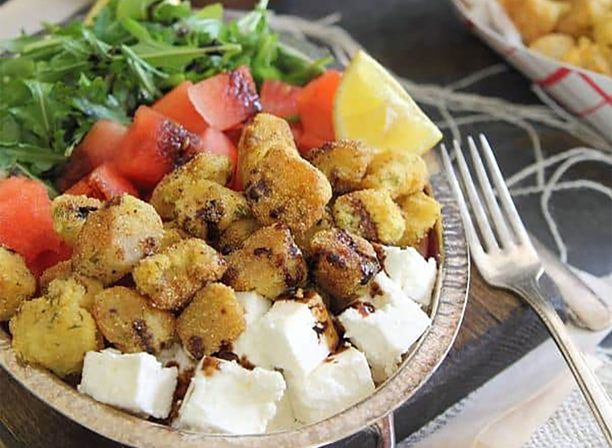 salad với feta dưa hấu và sò điệp