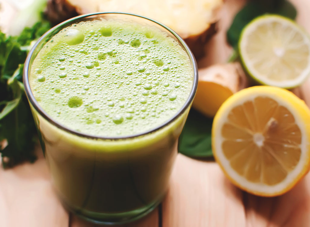Cabbage smoothie with lemon