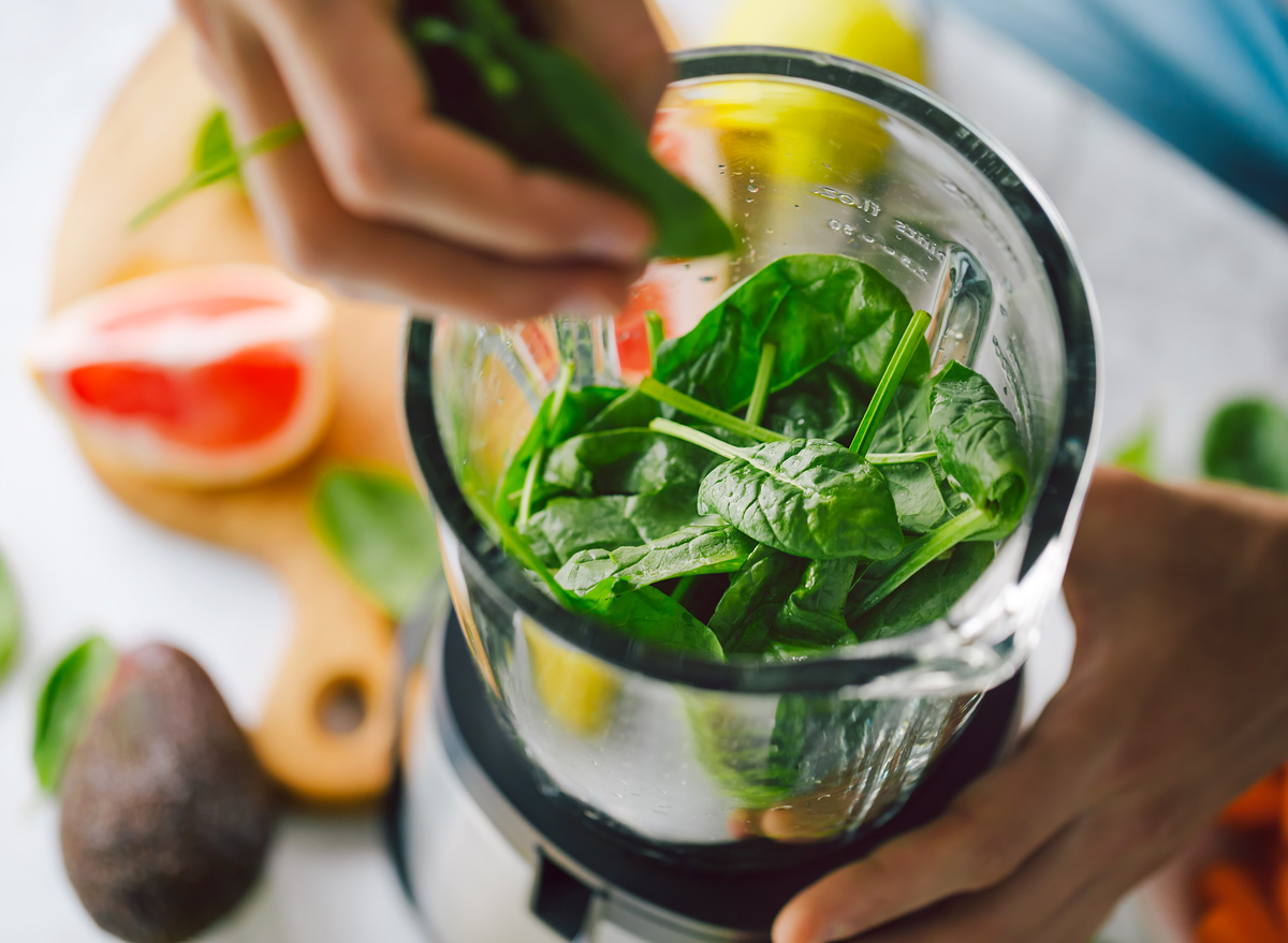 make spinach smoothie with avocado and grapefruit in blender
