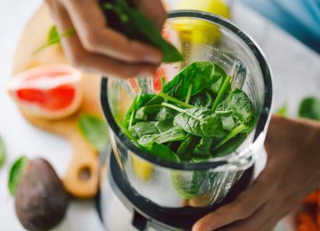 make spinach smoothie with avocado and grapefruit in blender