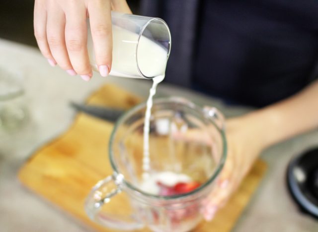 Ρίξτε εναλλακτικό γάλα ξηρών καρπών σε smoothie στο μπλέντερ