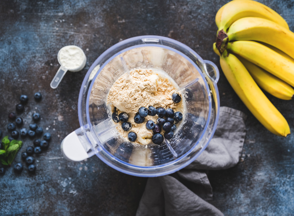 göra en smoothie med proteinpulver blåbär banan i mixer