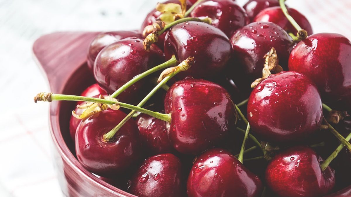 One Major Side Effect of Eating Cherries, Say Dietitians