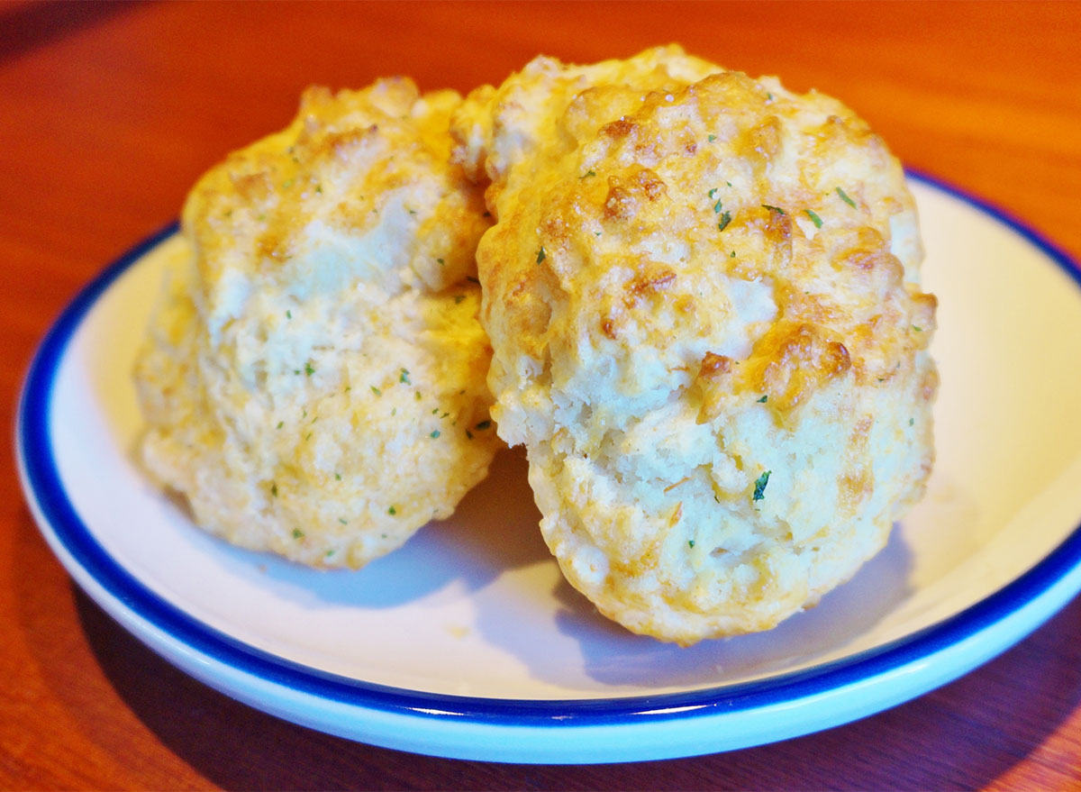 plate of red lobster cheddar bay biscuits