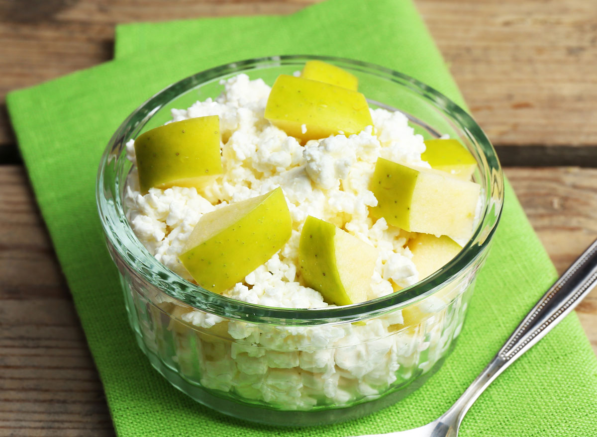 Cottage cheese apple slices