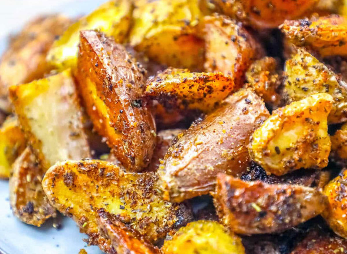Crispy roasted potatoes with seasoning