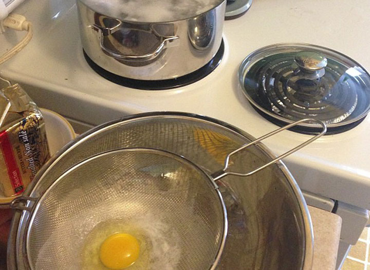 Poaching egg using sieve