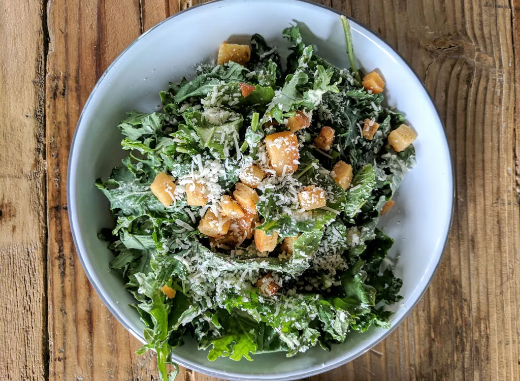 Kale caesar salát