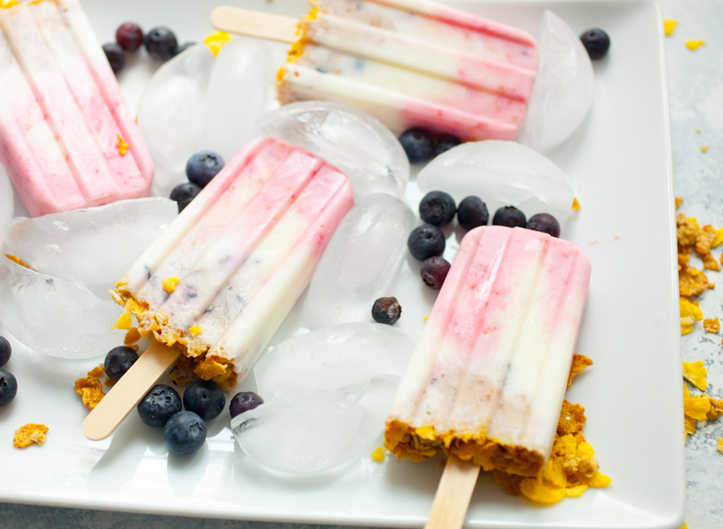 Fruit granola and yogurt breakfast popsicle