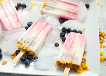Fruit granola and yogurt breakfast popsicle