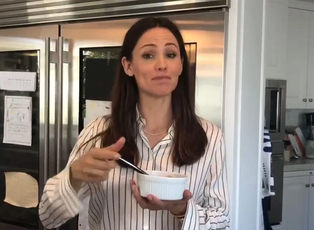 Jennifer garner eating dessert