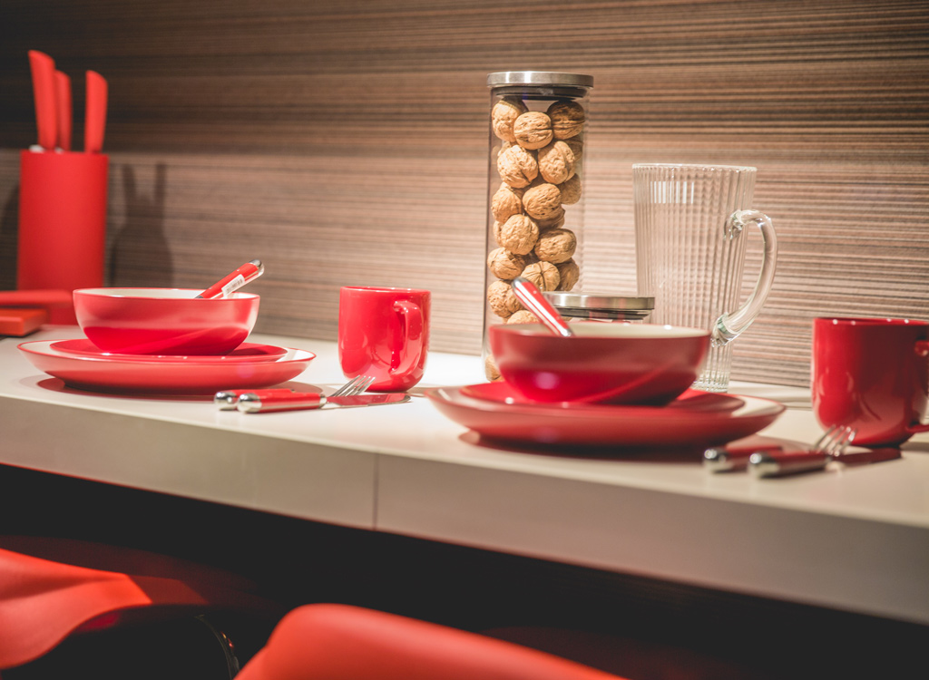 Red plates and mugs