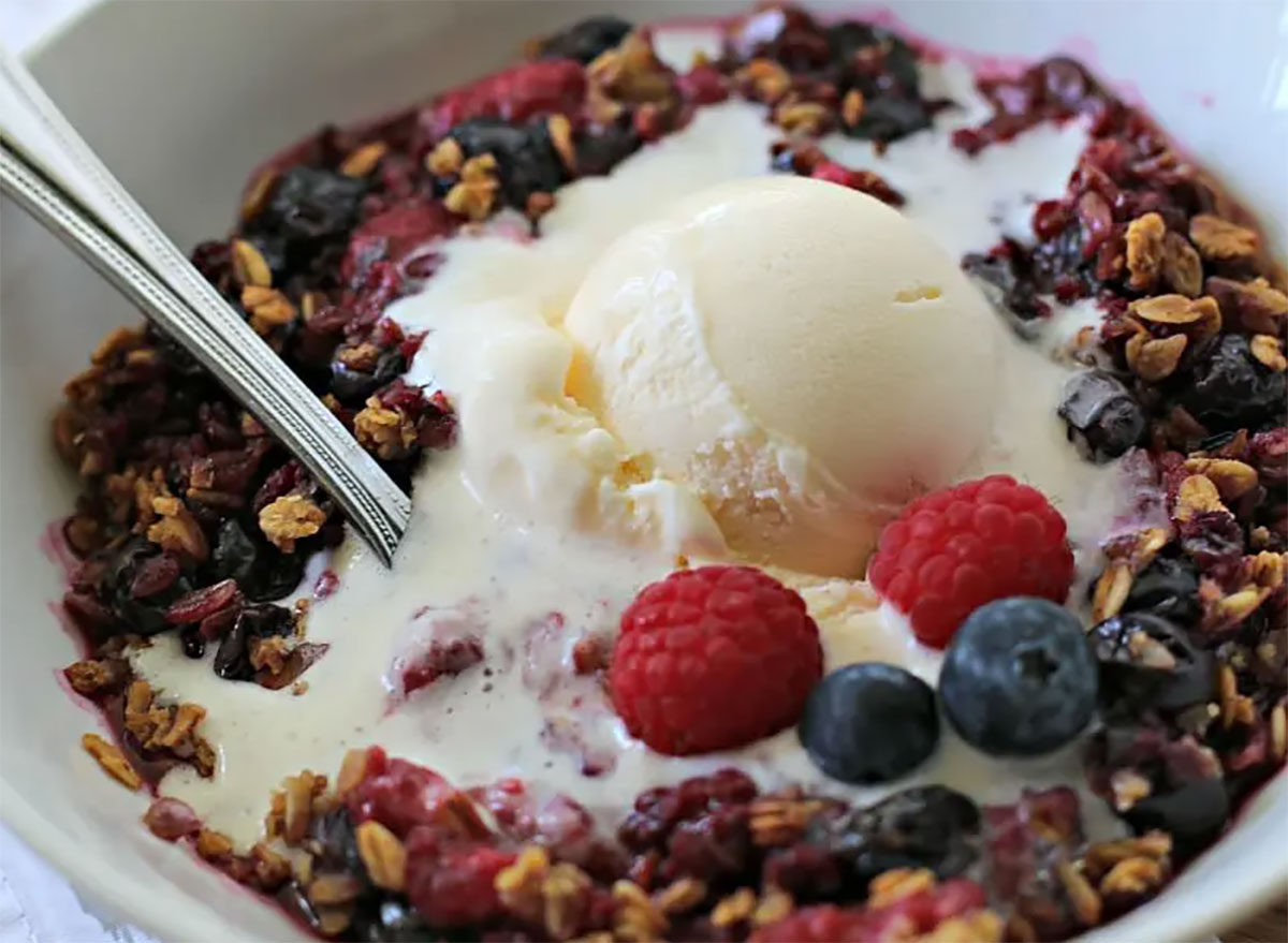 berry crisp with ice cream