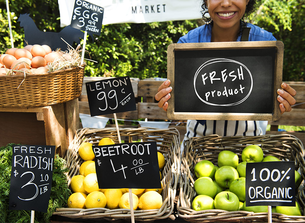 vrouw glimlachend op boerenmarkt