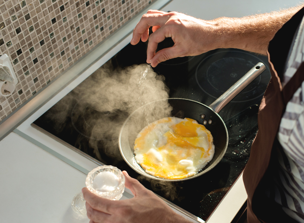 Pinch salt frying eggs