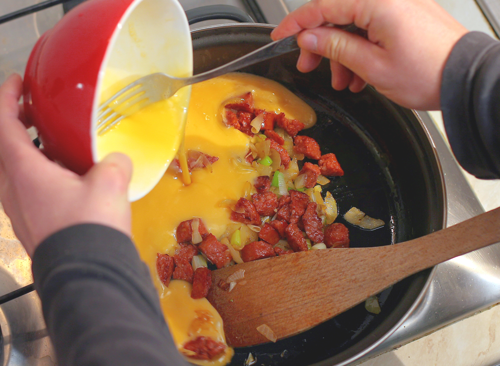 pour scrambled eggs pan toppings