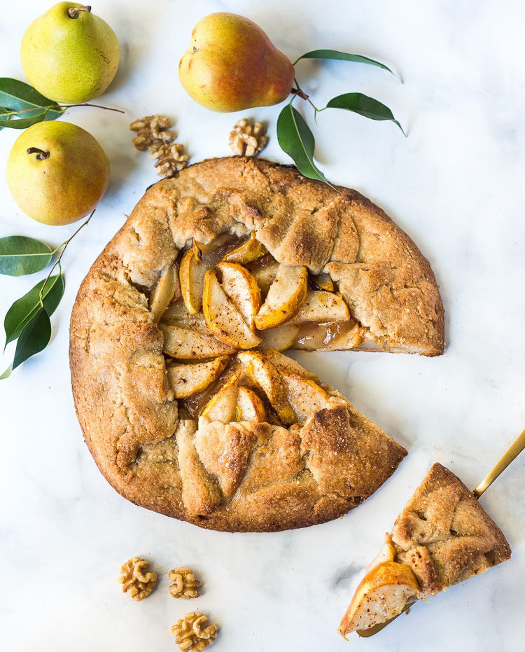 Pear gallete with walnut crust