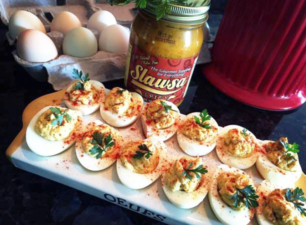 Deviled egg with slawsa