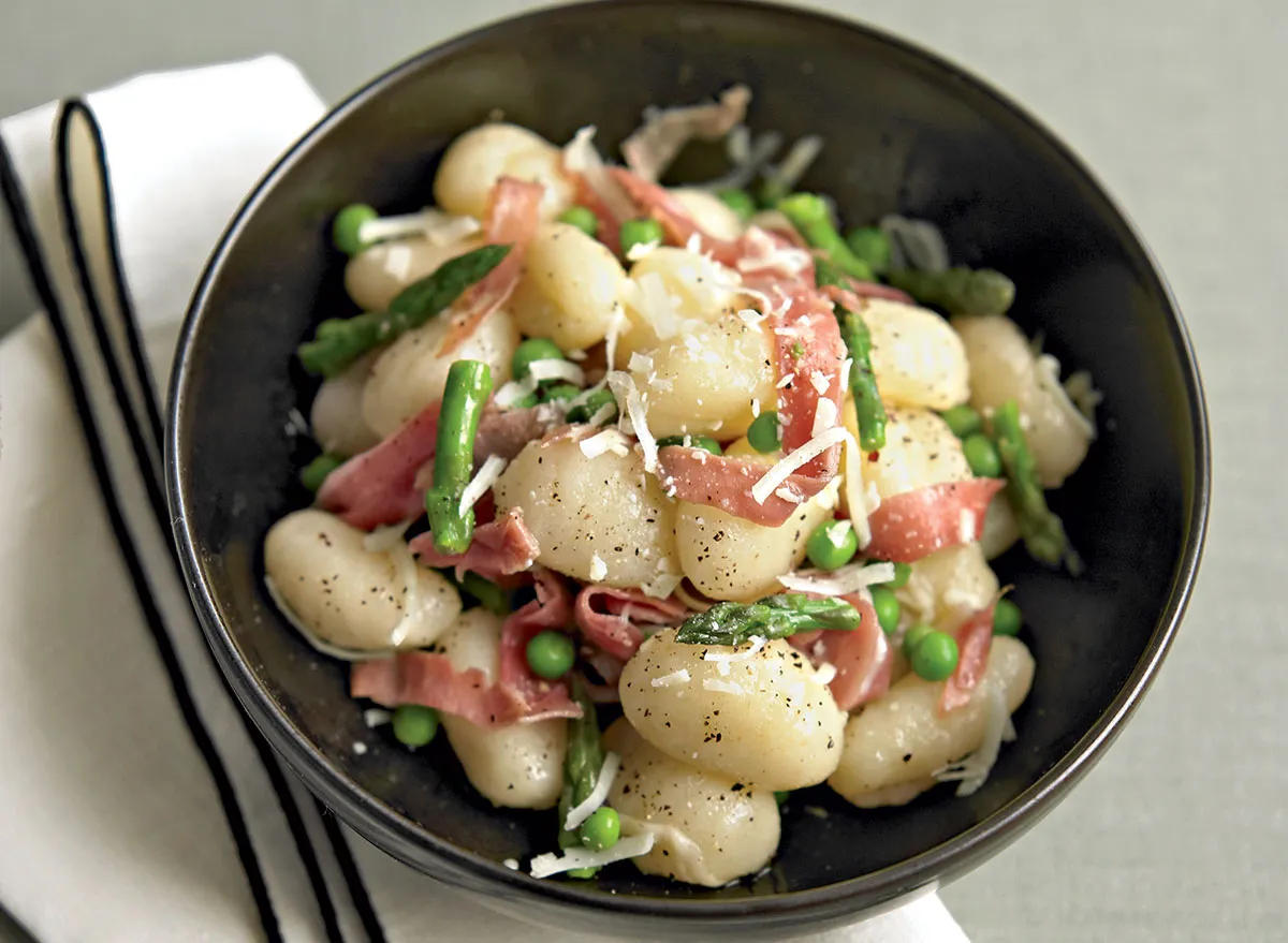 https://www.eatthis.com/wp-content/uploads/sites/4/2018/12/healthy-gnocchi-peas-prochuitto.jpg