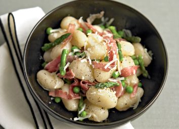 Healthy gnocchi with peas and prosciutto