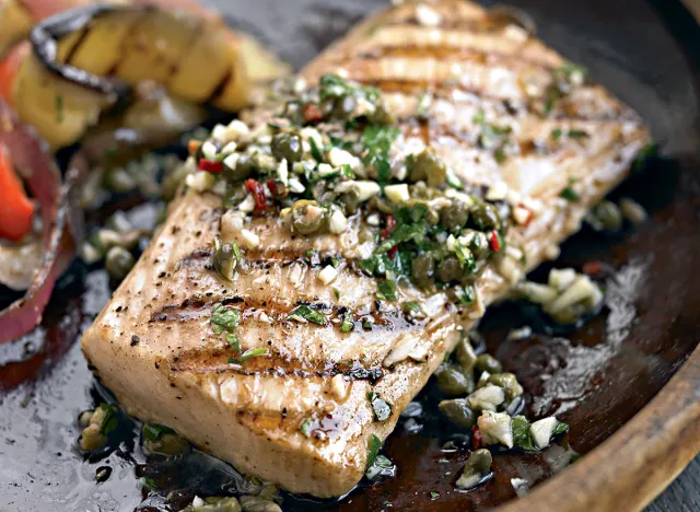 Mahi mahi a la parrilla con salsa verde