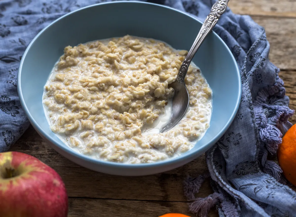 Plain bowl of oatmeal