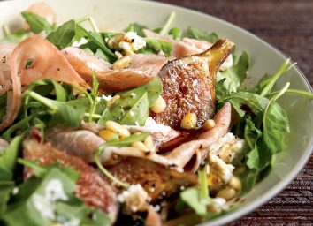 Healthy fig and prosciutto salad