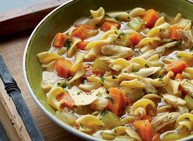 Sopa de macarrão com frango saudável para mamãe