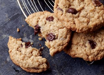 Healthy oatmeal–chocolate chip cookies
