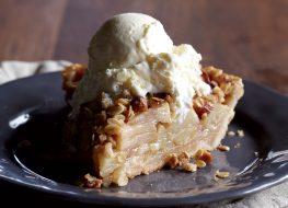 Low-calorie apple pie with crunch topping