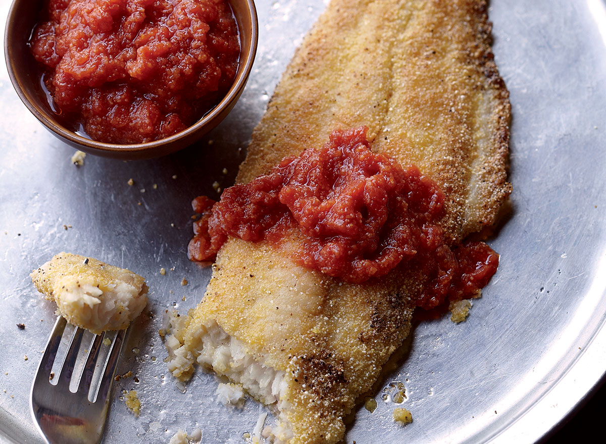 Low-calorie cornmeal ￼tomato gravy catfish