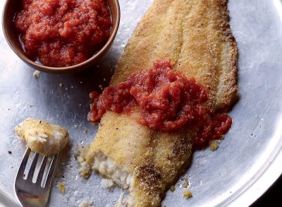 Low-calorie cornmeal ￼tomato gravy catfish