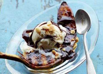 Low-calorie grilled banana split