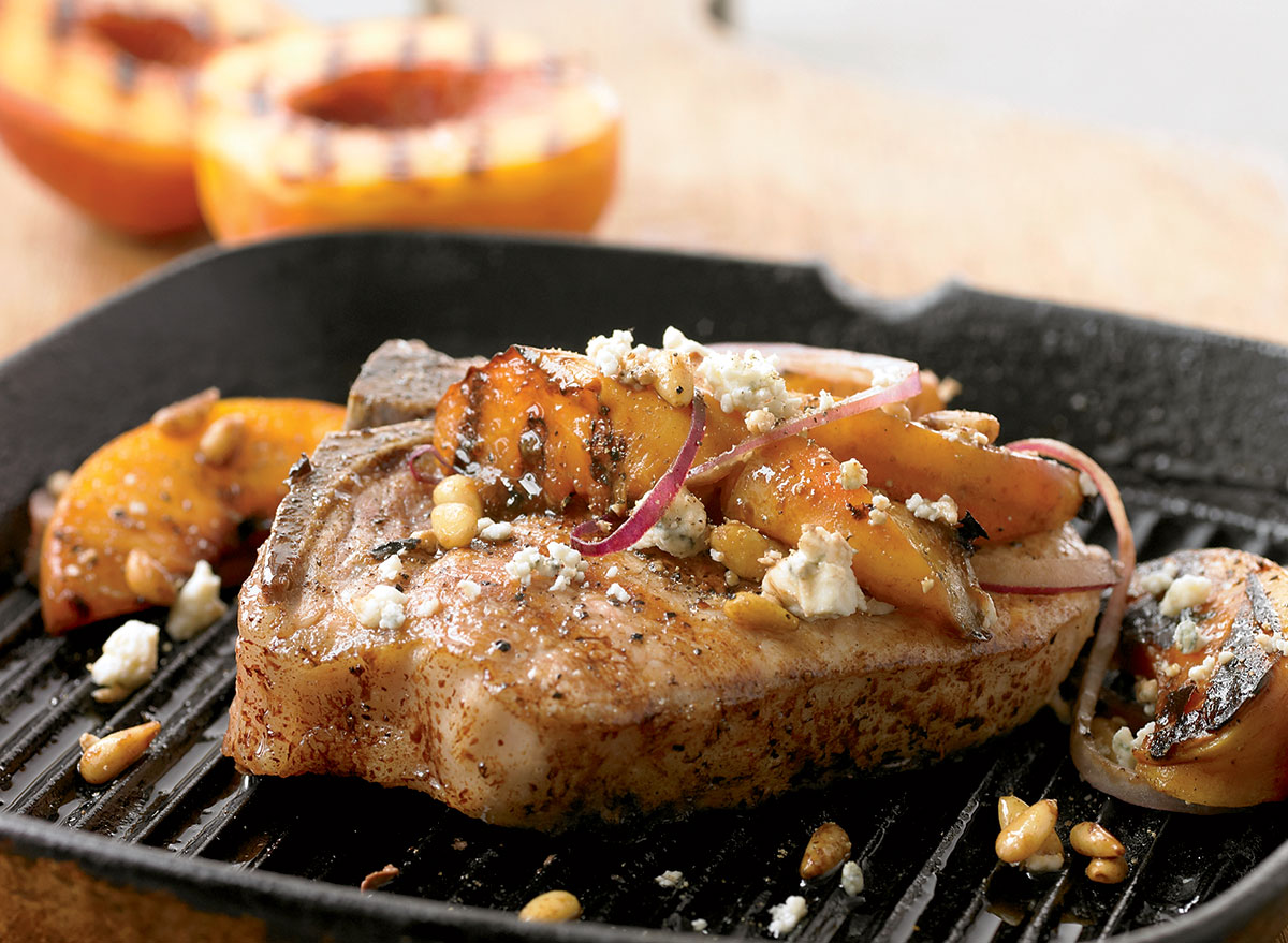 Low-calorie grilled pork & peaches