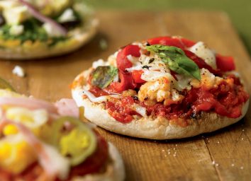 Low-calorie mini pizzas 3 ways