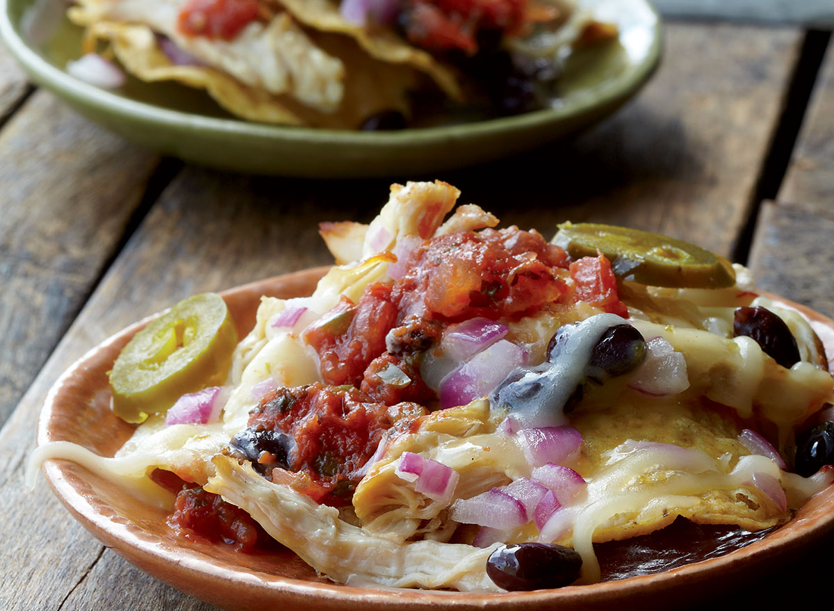 Low-calorie nachos with chicken and black beans