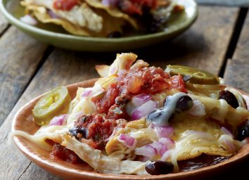 Low-calorie nachos with chicken and black beans