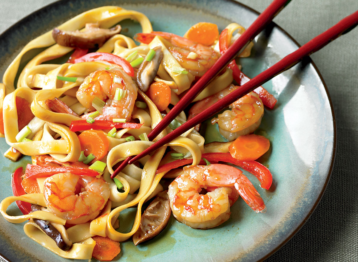 Low-calorie shrimp lo mein