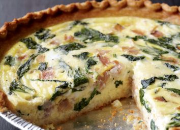 Low-calorie spinach and ham quiche
