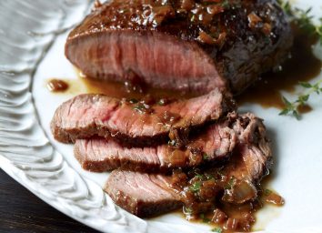 Low-calorie steals with red wine sauce