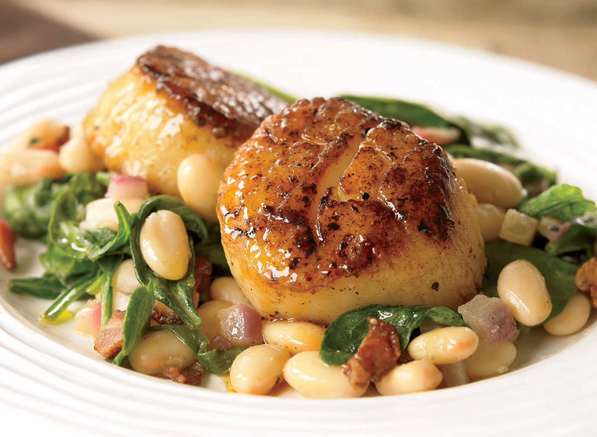 Paleo seared scallops with white beans and spinach